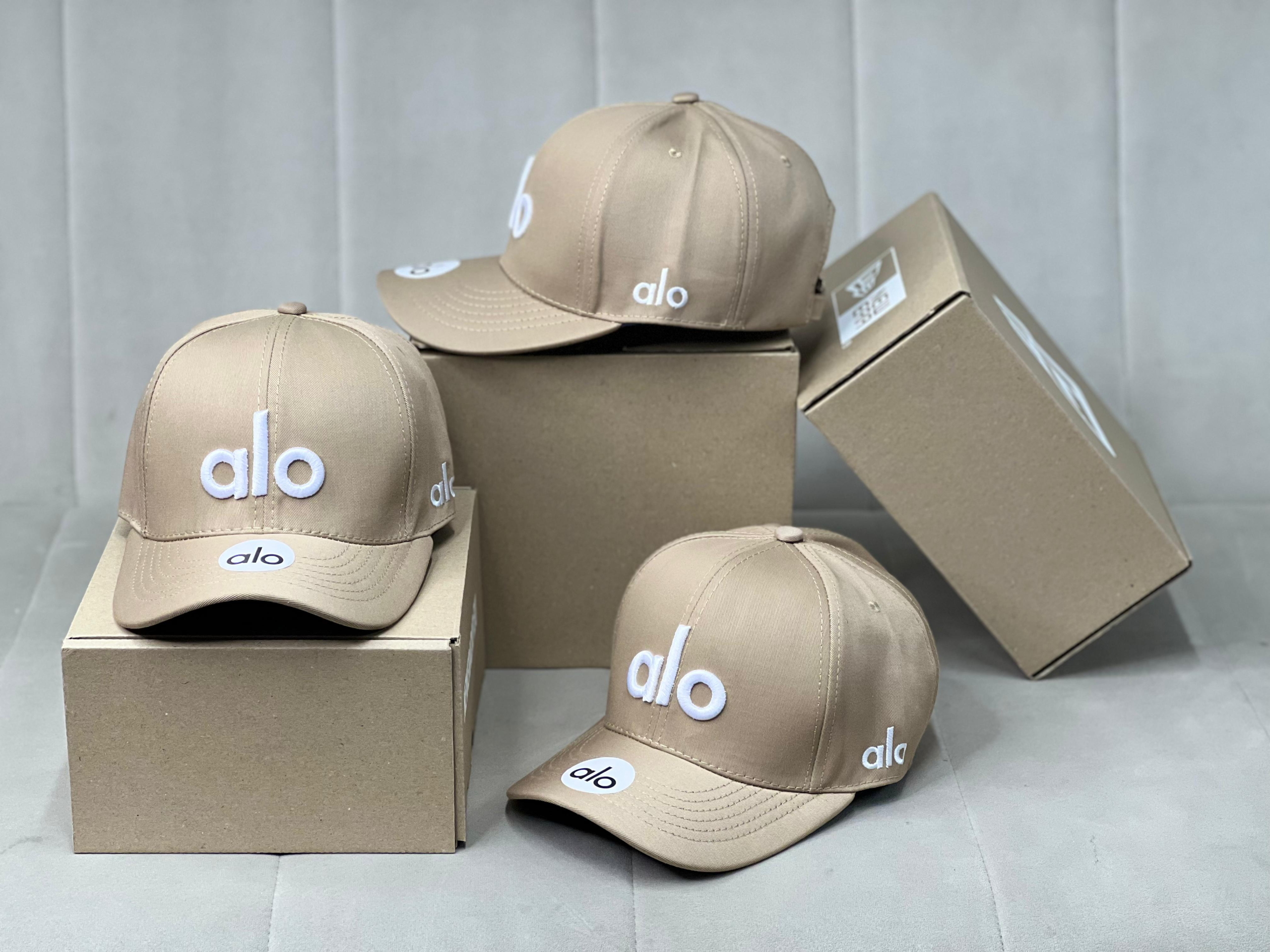 Gorras y medias Marca Alo-