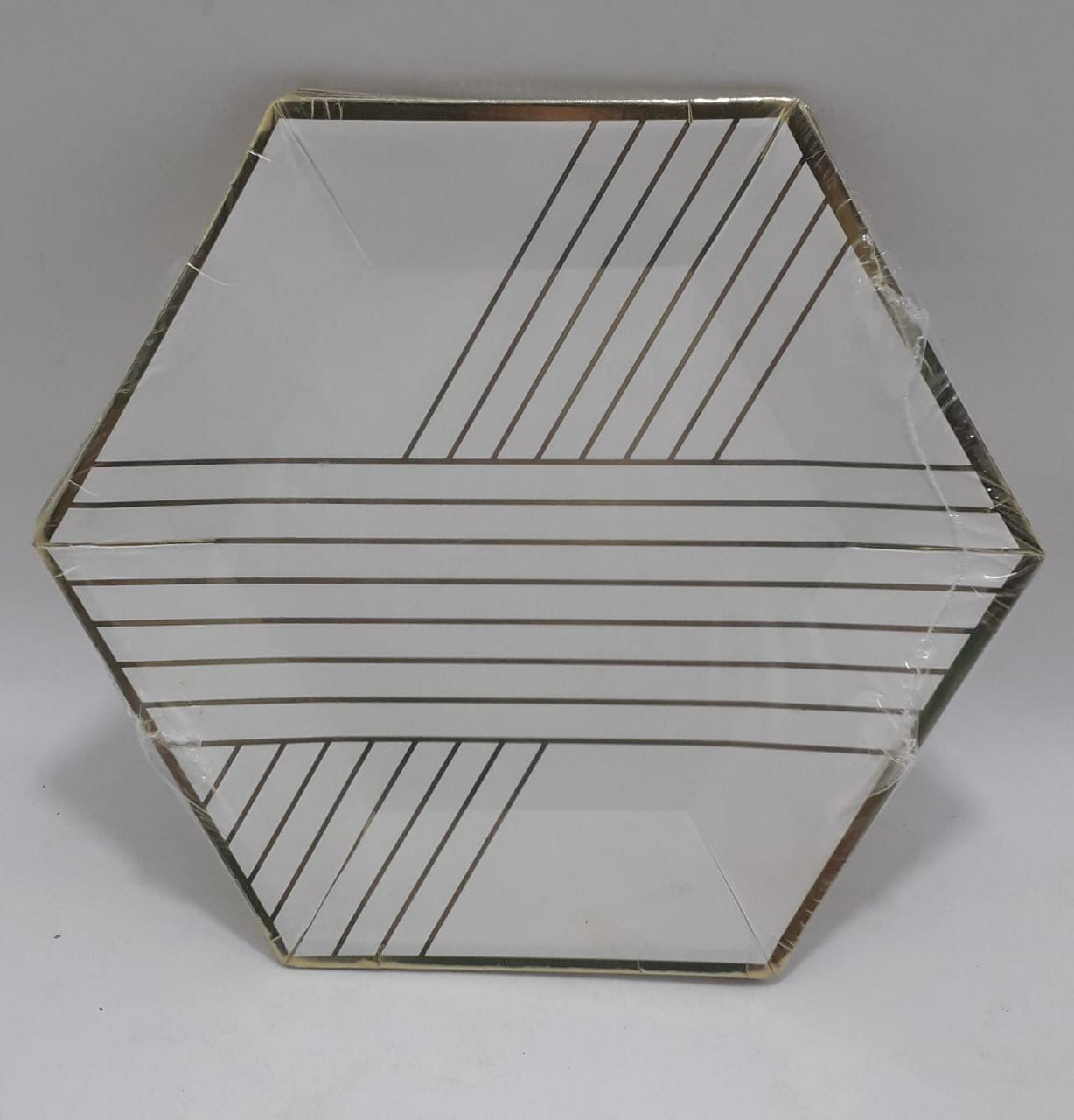 PLATO HEXAGONAL BLANCO Y DORADO 18CM