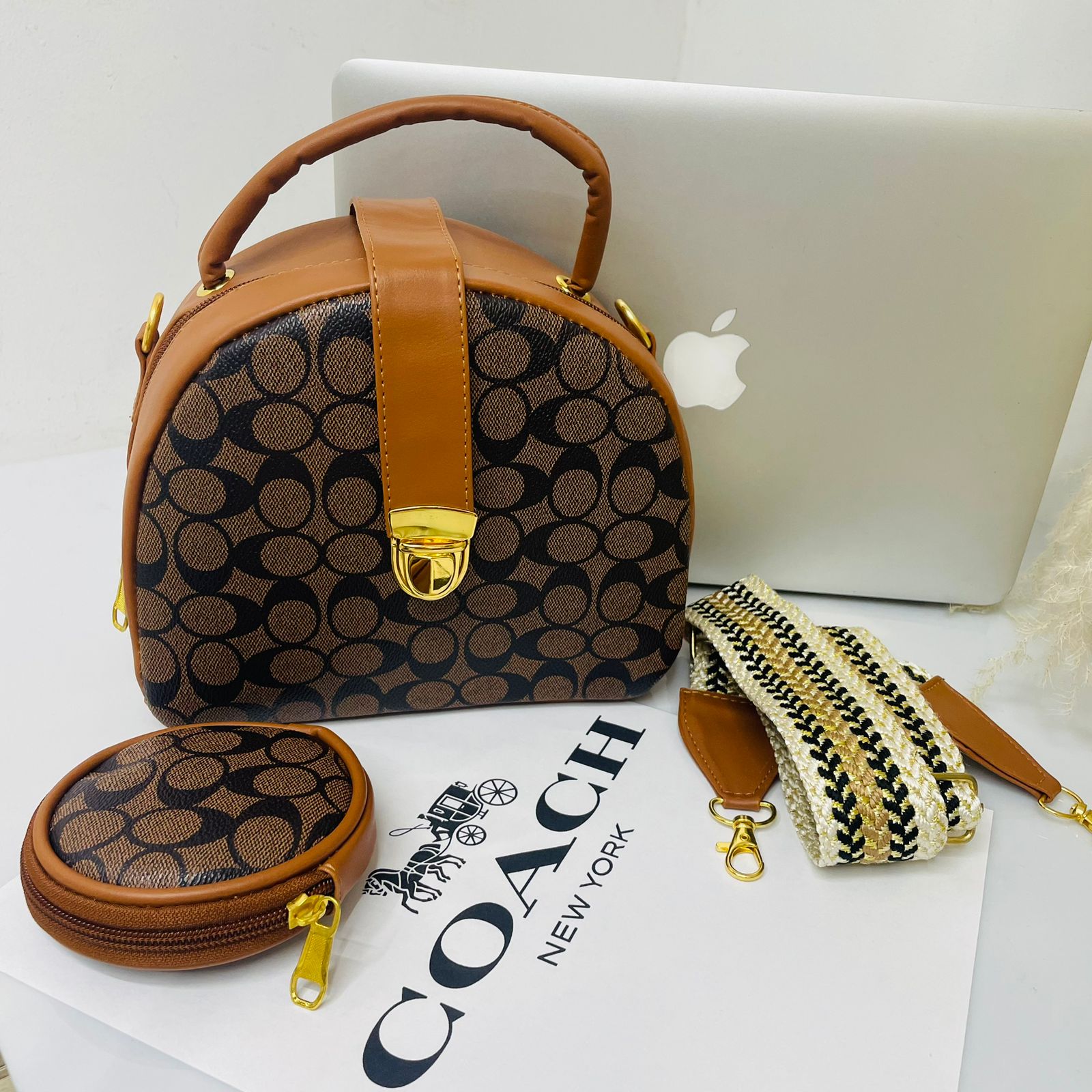 BOLSO DE MANO TIPO BAUL COACH