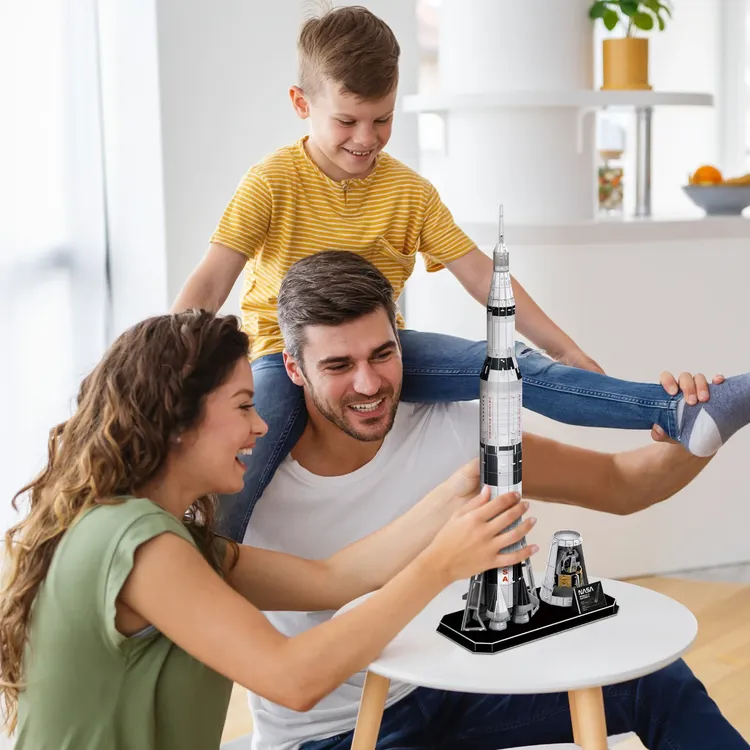 Rompecabezas 3D CUBIC FUN Apollo Saturn V Rocket 136 Piezas - Imagen 3